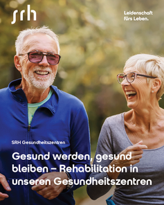 Zwei ältere Menschen, ein Mann und eine Frau, lächeln und gehen gemeinsam in einem parkähnlichen Umfeld. Text: "Gesund werden, gesund bleiben – Rehabilitation in unseren Gesundheitszentren."