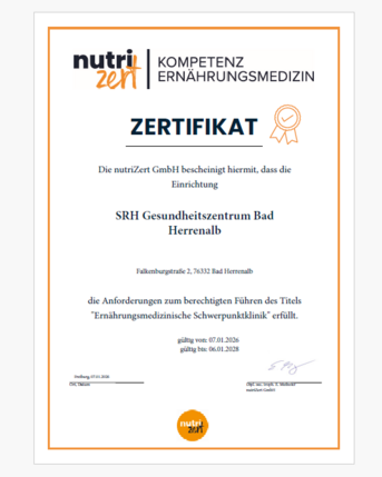 Zertifikat der nutriZert GmbH für das SRH Gesundheitszentrum Bad Herrenalb, gültig bis 01.01.2028, bestätigt die Erfüllung der Anforderungen für den Titel "Ernährungsmedizinische Schwerpunktklinik".