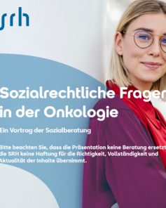 Frau mit Brille und blonden Haaren steht lächelnd vor einem Hintergrund. Text behandelt sozialrechtliche Fragen in der Onkologie.