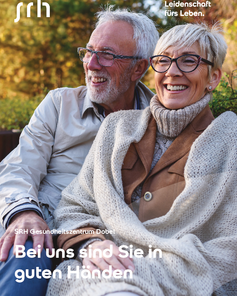 Ein älteres Paar sitzt lächelnd zusammen, umgeben von Natur. Der Text betont, dass sie in guten Händen sind.