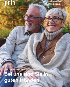 Ein älteres Paar sitzt lächelnd auf einer Bank, umgeben von Natur. Beide tragen Brillen und sind in warme Kleidung gehüllt. Text im Bild: "SRH Gesundheitszentrum Waldbornn - Bei uns sind Sie in guten Händen."