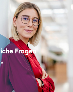 Eine Frau mit Brille und blonden Haaren steht lächelnd in einem modernen Raum. Text: "Sozialrechtliche Fragen - Ein Vortrag der Sozialberatung".