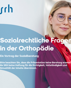 Eine Frau mit Brille lächelt in einem modernen Raum. Text über sozialrechtliche Fragen in der Orthopädie und Hinweise zur Präsentation.