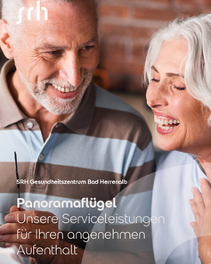 Älteres Paar lächelt und unterhält sich, während sie einen Stift halten. Text beschreibt Serviceleistungen des SRH Gesundheitszentrums Bad Herrenalb.