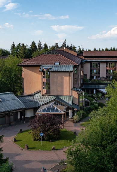 Blick Richtung Haupteingang Gesundheitszentrum Dobel